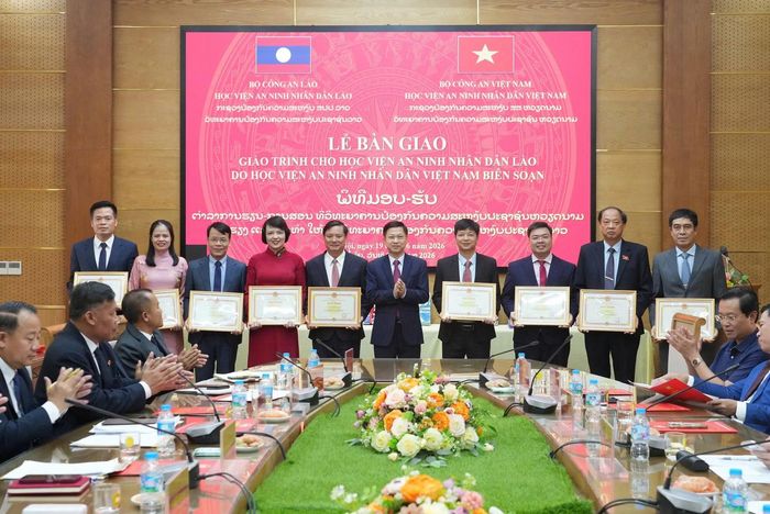 Lãnh đạo Học viện ANND khen thưởng các tập thể, cá nhân có thành tích xuất sắc trong biên soạn tài liệu, giáo trình.