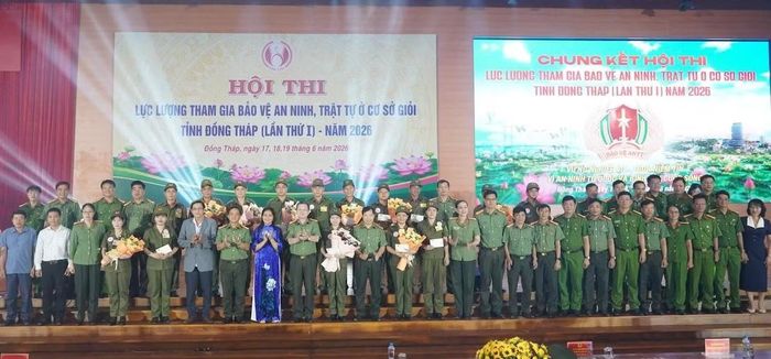 Ban Tổ chức Hội thi chụp ảnh lưu niệm cùng các đội dự thi.