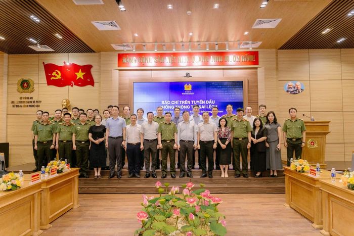 Các đại biểu tham gia tọa đàm.