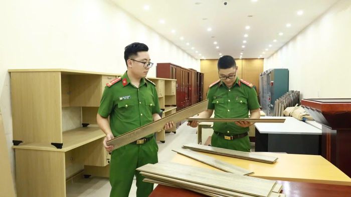Lực lượng Công an khám xét tại cửa hàng của đối tượng Lê Xuân Khang.