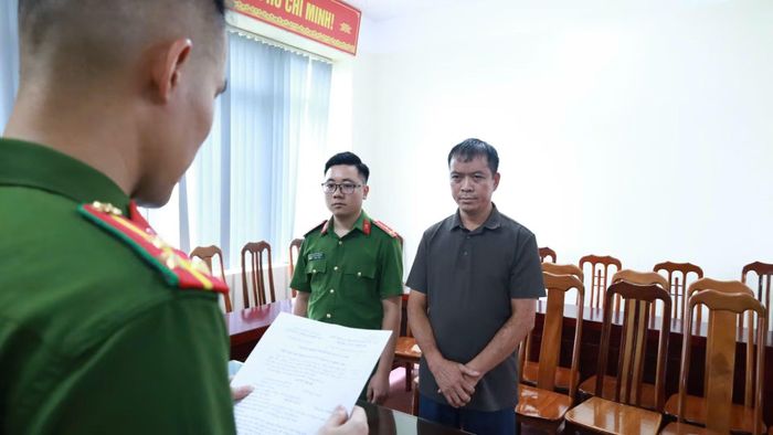 Cơ quan Cảnh sát điều tra Công an tỉnh Lạng Sơn tống đạt Quyết định khởi tố bị can đối với Lê Xuân Khang.