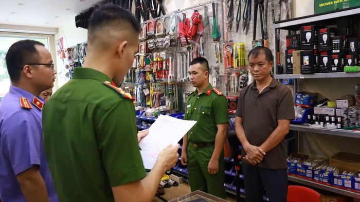 Cơ quan điều tra thi hành lệnh bắt bị can để tạm giam đối với đối tượng Lê Xuân Khang.