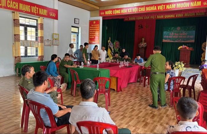 Công an xã Tuyên Phú xuống cơ sở hỗ trợ nhân dân làm các thủ tục hành chính và phổ biến pháp luật các ngày cuối tuần.
