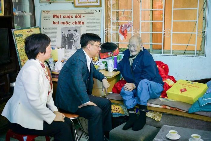 Thiếu tướng Nguyễn Thanh Liêm - Giám đốc Công an tỉnh Quảng Trị xuống cơ sở thăm hỏi, động viên người dân trên địa bàn.