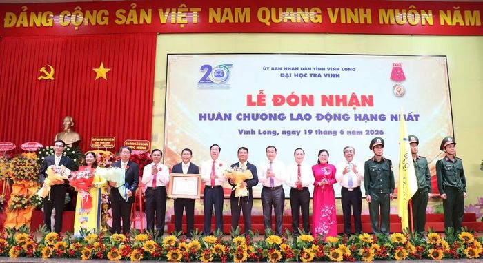 Đại học Trà Vinh vinh dự được tặng thưởng Huân chương Lao động hạng Nhất.