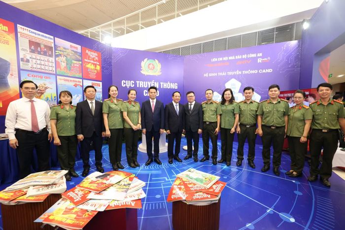 Trưởng Ban Tuyên giáo và Dân vận Trung ương Trịnh Văn Quyết; Chủ tịch Hội Nhà báo Việt Nam Lê Quốc Minh và Bí thư Thành ủy Hải Phòng Lê Ngọc Châu thăm quan gian trưng bày báo chí của Liên Chi hội Nhà báo Bộ Công an.