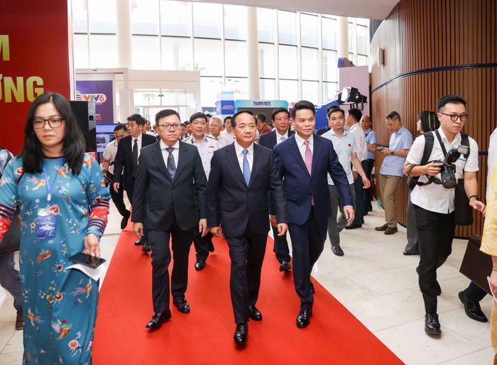 Trưởng Ban Tuyên giáo và Dân vận Trung ương Trịnh Văn Quyết; Chủ tịch Hội Nhà báo Việt Nam Lê Quốc Minh và Bí thư Thành ủy Hải Phòng Lê Ngọc Châu tới dự Lễ khai mạc Hội Báo toàn quốc năm 2026.