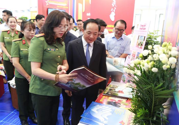 Trưởng Ban Tuyên giáo và Dân vận Trung ương Trịnh Văn Quyết tham quan gian trưng bày báo chí của Liên Chi hội Nhà báo Bộ Công an.