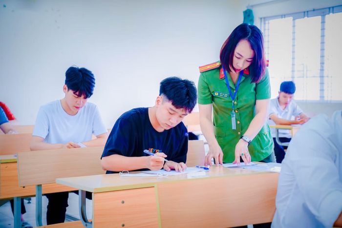 Cán bộ Học viện Kỹ thuật và Công nghệ an ninh hướng dẫn thí sinh trong ngày làm thủ tục dự thi.