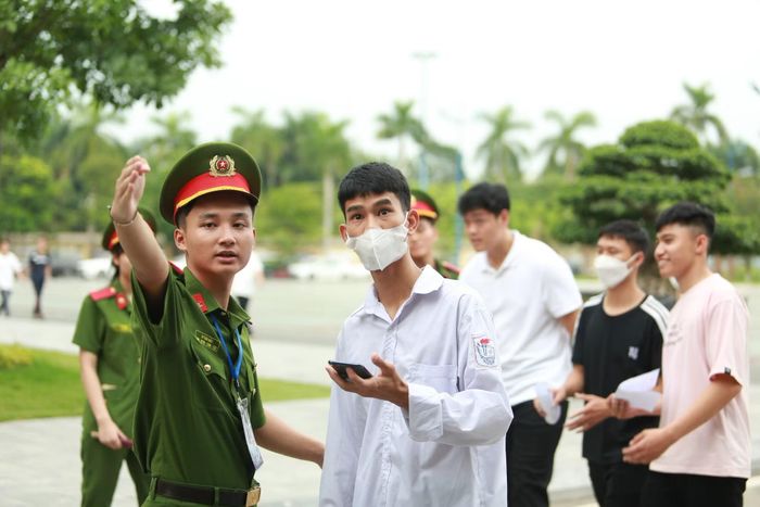 Học viên Học viện CSND hướng dẫn thí sinh vào phòng thi, làm thủ tục dự thi.