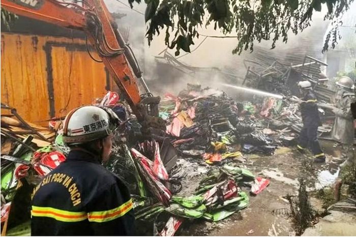 Lực lượng Cảnh sát PCCC và CNCH Công an TP Hà Nội tiến hành chữa cháy tại kho chứa đồ thể thao trong khuôn viên Urenco 9.