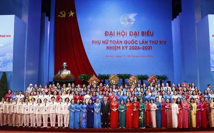 “Sức khỏe học đường hôm nay chính là cội nguồn của lực lượng lao động ngày mai, hướng tới một thế hệ thanh niên năm 2045 vững vàng cả về thể chất lẫn tinh thần để gánh vác trọng trách quốc gia. Chăm lo cho học sinh lúc này chính là sự chuẩn bị trách nhiệm nhất của phụ nữ!” - AHLĐ Thái Hương phát biểu tại Đại hội. Ảnh: Hoài Nam