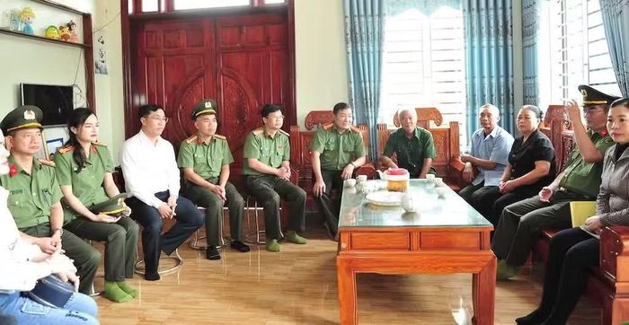 Đoàn công tác Cục Ngoại tuyến đến thăm gia đình đồng chí Phan Văn Thành, Tổ trưởng Tổ bảo vệ an ninh trật tự xóm Xuân Hà 1, xã Thành Công, tỉnh Thái Nguyên.