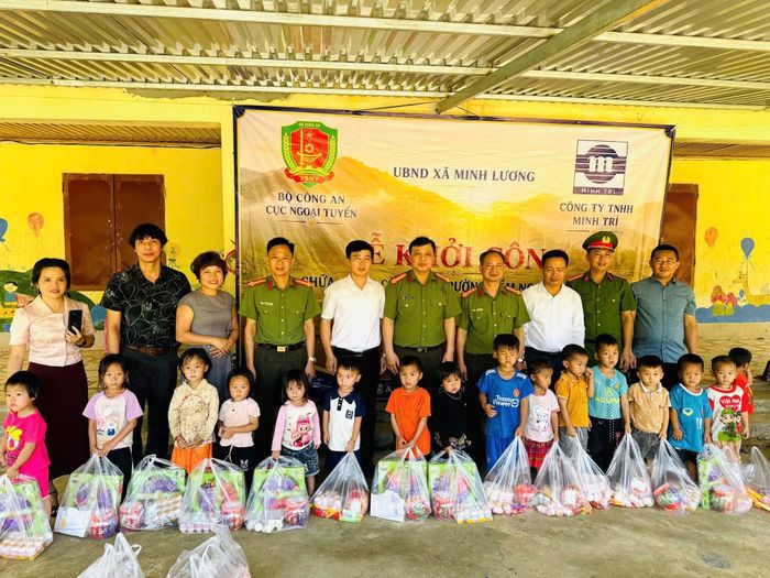 Đại tá Tường Minh Châu, Phó Cục trưởng Cục Ngoại tuyến và đoàn công tác tặng quà cho các em nhỏ tại điểm trường Giàng Dúa Chải thuộc Trường Mầm non Nậm Xây, xã Minh Lương, tỉnh Lào Cai.