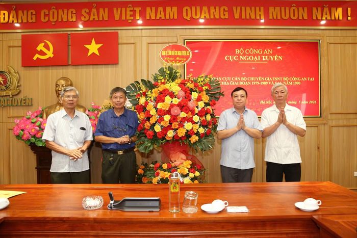 Đại tá Tường Minh Châu, Phó Cục trưởng Cục Ngoại tuyến tặng hoa chúc mừng Đoàn cựu cán bộ chuyên gia trinh sát ngoại tuyến tại Campuchia giai đoạn 1979-1989 và sau 1990.