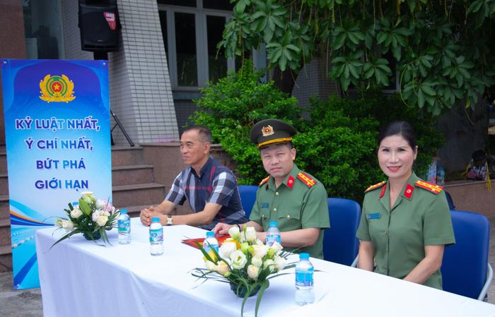 Các đại biểu tại lễ khai mạc