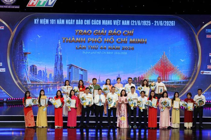  Lãnh đạo TP Hồ Chí Minh trao giải thưởng báo chí cho 72 tác phẩm. 