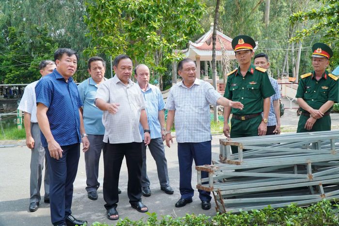 Thiếu tướng Trần Chí Tâm cùng đoàn công tác đến khảo sát vị trí mộ liệt sĩ tại Công viên Lê Thị Riêng chiều 18/6.