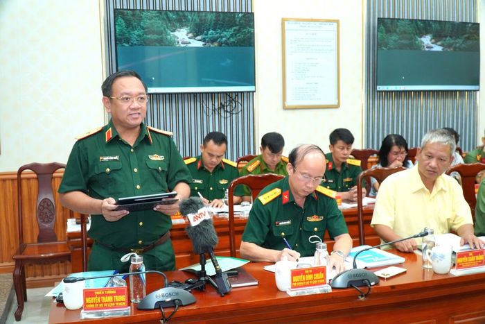 Thiếu tướng Nguyễn Thành Trung, Chính ủy Bộ Tư lệnh TP Hồ Chí Minh chia sẻ thông tin tại hội nghị.