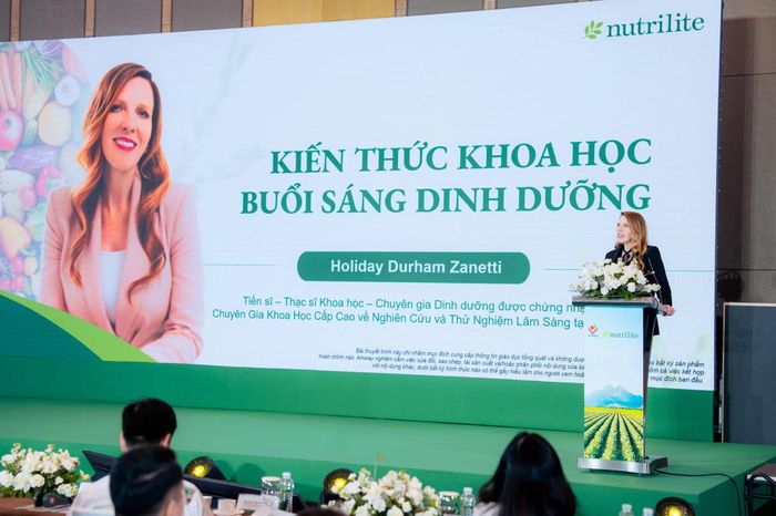  Tiến sĩ Holiday Dhuram Zanetti - Chuyên gia khoa học cấp cao về Nghiên Cứu và Thử Nghiệm Lâm Sàng - Viện Sức Khỏe Nutrilite có phần tham luận tại hội thảo. 