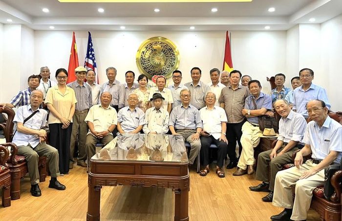 Các thế hệ nhà văn, nhà thơ, nhà báo, nhà phê bình là cộng tác viên của tòa soạn cùng chụp ảnh kỉ niệm.