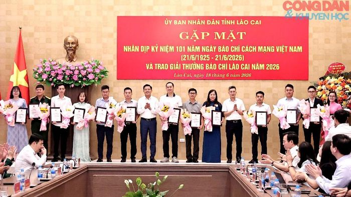 Nhân dịp này, UBND tỉnh Lào Cai đã trao 5 Giải A; 10 Giải B, 15 Giải C và 20 Giải Khuyến khích cho các tác phẩm báo chí chất lượng cao, thuộc các thể loại báo chí. Ảnh: Quốc Hồng