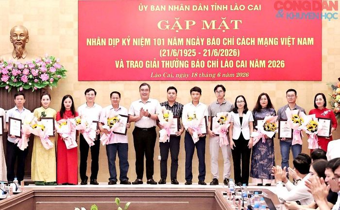 Trao giải Báo chí Lào Cai cho các tác giả đạt giải C. Ảnh: Mậu Trường