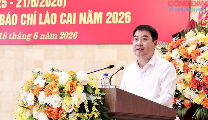 Đồng chí Nguyễn Tuấn Anh - Phó Bí thư Tỉnh ủy, Chủ tịch UBND tỉnh Lào Cai phát biểu mong muốn các cơ quan Báo chí và đội ngũ phóng viên đồng hành cùng sự phát triển xanh - hài hòa - bản sắc - hạnh phúc của địa phương. Ảnh: Quốc Hồng 