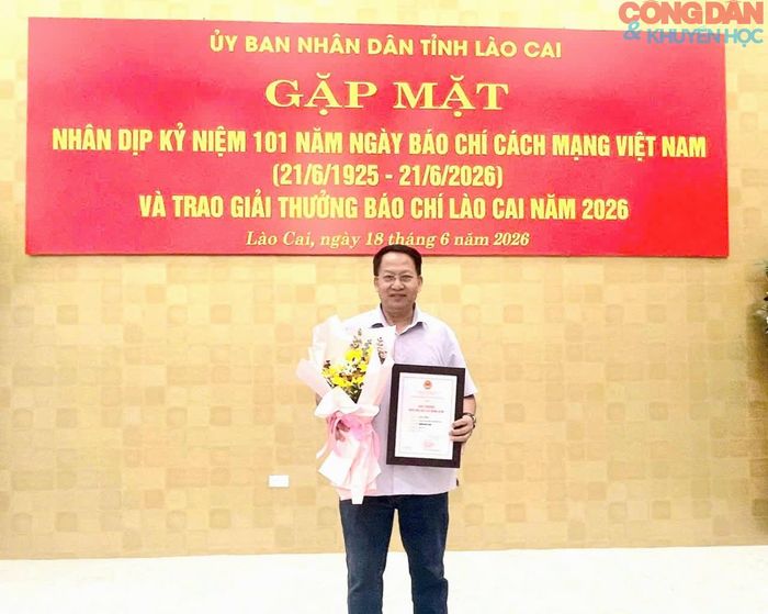 Phóng viên Tạp chí Công dân và Khuyến học Quốc Hồng được trao giải C, thể loại báo in, với tác phẩm "Chiềng Ken xanh". Ảnh: Công Hải