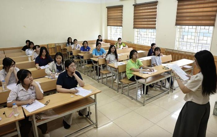 Thí sinh tham dự kỳ tuyển sinh vào lớp 10 Trường Trung học phổ thông chuyên Đại học Sư phạm sáng ngày 4/6. Ảnh: HNUE
