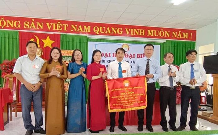 Thay mặt Ban Chấp hành, Phó Chủ tịch Thường trực Hội Khuyến học tỉnh Lâm Đồng Đỗ Hoàng Tuấn trao tặng đại hội bức trướng mang thông điệp hành động.