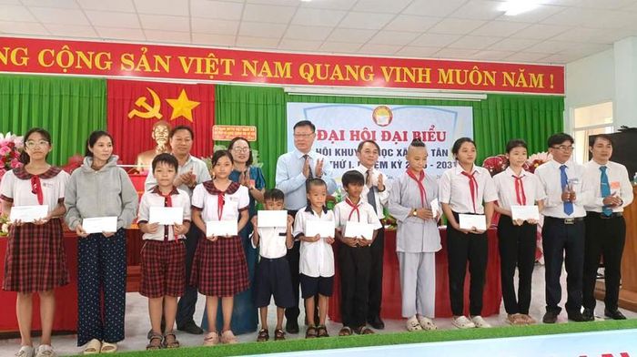 Trao học bổng cho học sinh vượt khó tiêu biểu của xã Trà Tân.