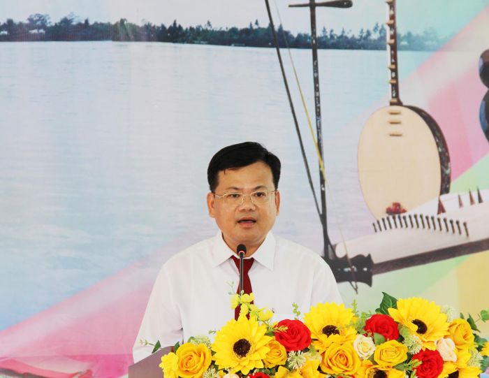 Ông Trương Thanh Giang, Phó chủ tịch UBND xã Nhơn Mỹ, phát biểu khai mạc Ngày hội. Ảnh: Duy Khang.