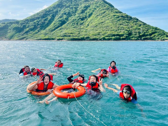 Côn Đảo là nơi có hệ sinh thái phong phú, trải dài từ rừng nguyên sinh xanh thẳm đến những rạn san hô giữa biển cả mênh mông. Đến với Vườn quốc gia Côn Đảo là đến với những trải nghiệm sinh thái đặc sắc, những câu chuyện bảo tồn thầm lặng và đến gần hơn với những giá trị thiên nhiên chân thật.