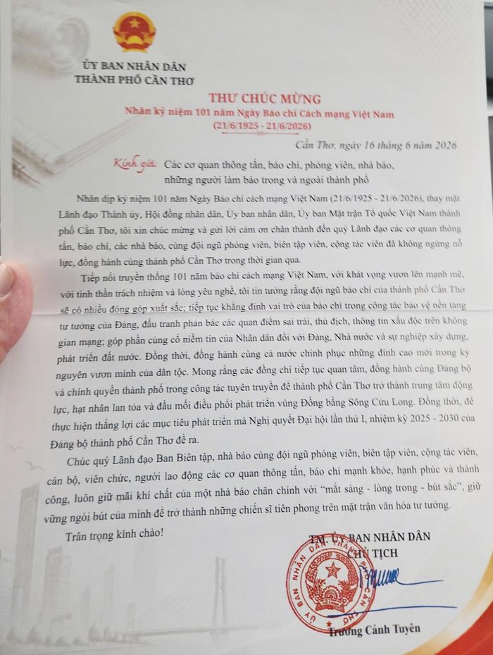 Thư của Chủ tịch UBND TP Cần Thơ Trương Cảnh Tuyên chúc mừng đội ngũ những người làm báo. Ảnh: Duy Khang.