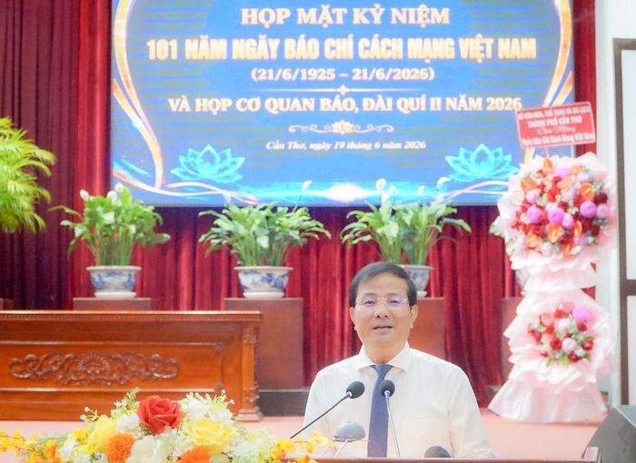 Phó bí thư Thành ủy Cần Thơ Trần Văn Huyến phát biểu tại buổi họp mặt. Ảnh: Anh Quang.