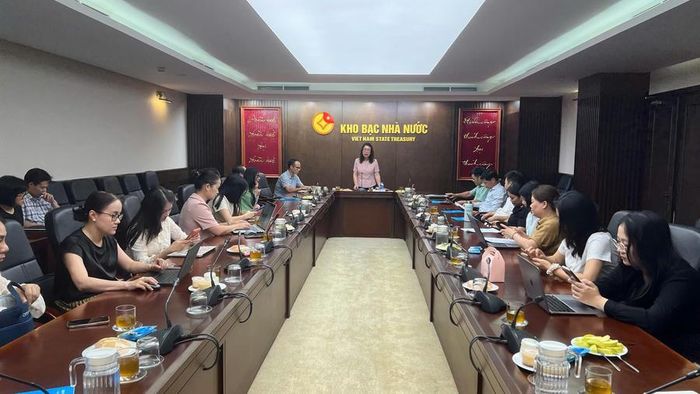 Bà Ngô Thị Nhung - Phó Giám đốc KBNN chủ trì buổi họp báo