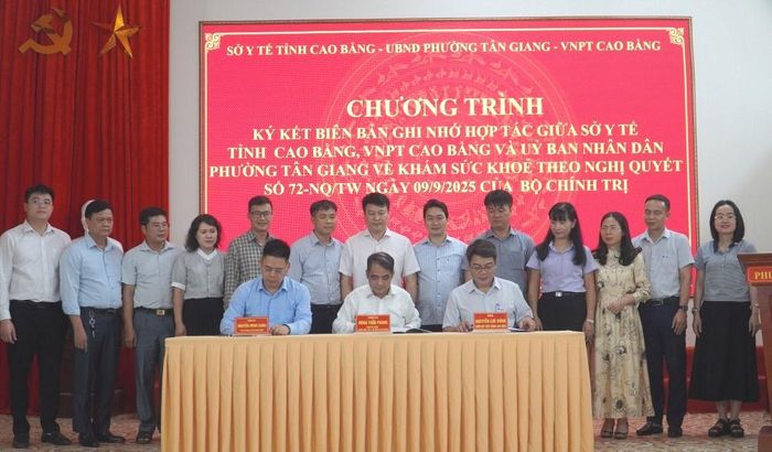 Các đơn vị ký kết Biên bản ghi nhớ hợp tác triển khai khám sức khỏe định kỳ cho người dân trên địa bàn phường Tân Giang tại chương trình.