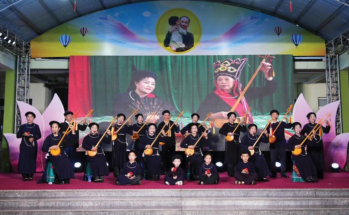 Hội Bảo tồn dân ca dân tộc tỉnh biểu diễn tiết mục Then cổ.