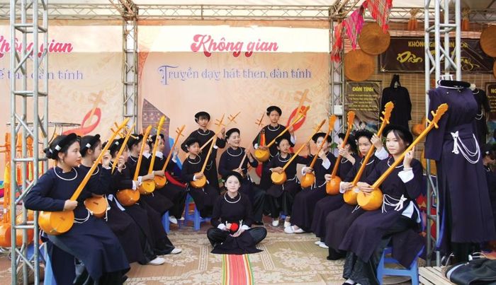 Truyền dạy hát Then, đàn tính cho thế hệ trẻ.