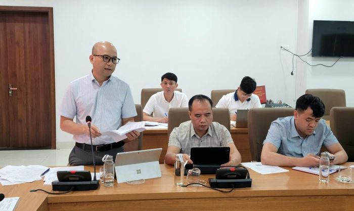 Đại diện lãnh đại Văn phòng UBND tỉnh phát biểu tại cuộc họp.