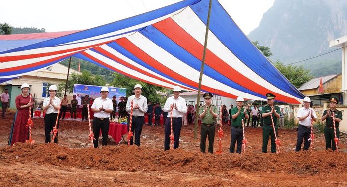 Các đại biểu thực hiện nghi thức động thổ, khởi công xây dựng điểm trường Cốc Pàng, Trường Mầm non Cốc Pàng.