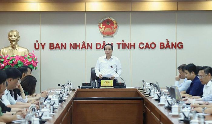 Đồng chí Lê Hải Hòa, Ủy viên dự khuyết Trung ương Đảng, Phó Bí thư Tỉnh ủy, Chủ tịch UBND tỉnh phát biểu tại cuộc họp.