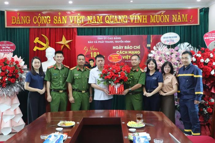 Phòng Cảnh sát Phòng cháy, chữa cháy và Cứu nạn, cứu hộ Công an tỉnh tặng hoa chúc mừng Báo và Phát thanh, truyền hình Cao Bằng.