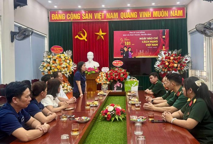 Đồng chí Nguyễn Thị Bích Ngọc, Phó Giám đốc Báo và Phát thanh, Truyền hình Cao Bằng phát biểu cảm ơn các cơ quan, đơn vị.