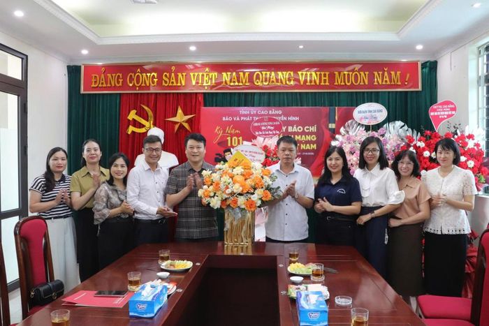 Lãnh đạo phường Tân Giang tặng hoa chúc mừng Báo và Phát thanh, truyền hình Cao Bằng.