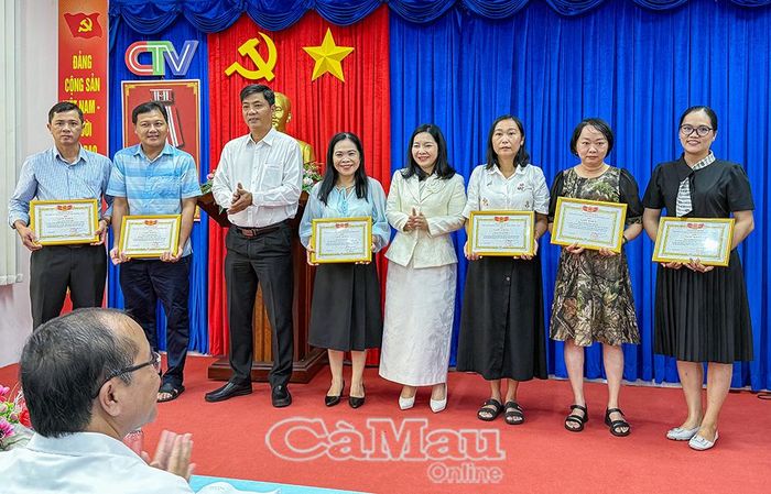 Ban Biên tập Báo và phát thanh, truyền hình Cà Mau (nay là Ban Giám đốc) khen thưởng các cá nhân tại lễ chào cờ ngày 3/11/2025.
