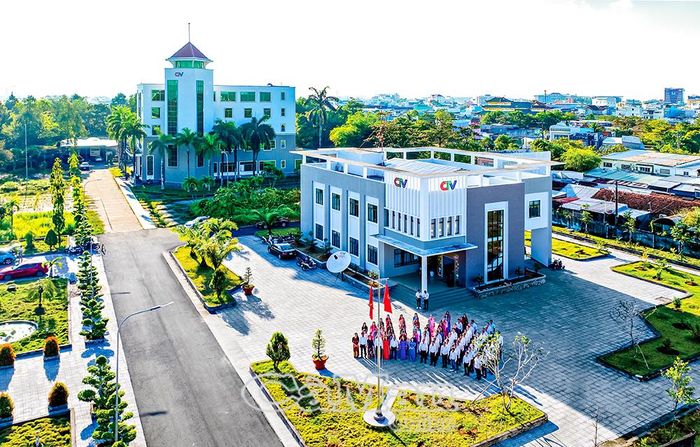 Báo và phát thanh, truyền hình Cà Mau duy trì đều đặn lễ chào cờ kết hợp tuyên dương, khen thưởng và kể mẩu chuyện về Bác Hồ hằng tháng. Ảnh: THANH PHÚC
