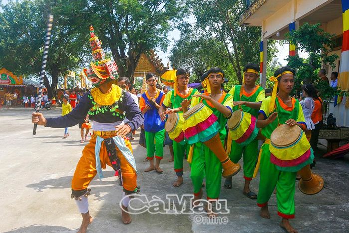 Những lễ hội truyền thống của đồng bào Khmer xã Hưng Hội góp phần tạo điểm nhấn cho cung đường du lịch.