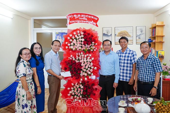  Phó Chủ tịch UBND tỉnh Ngô Vũ Thăng tặng hoa và quà chúc mừng đến Nhà báo Hữu Tùng, phóng viên thường trú Báo Nhân Dân tại Cà Mau.
